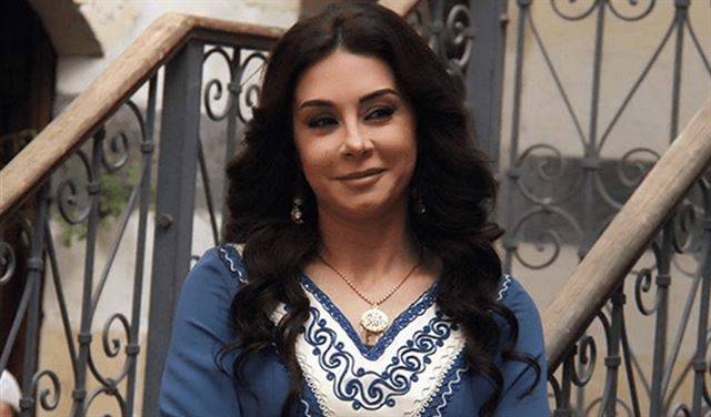 بالفيديو - كاريس بشّار تضع مسدسها في رأس بسّام كوسا