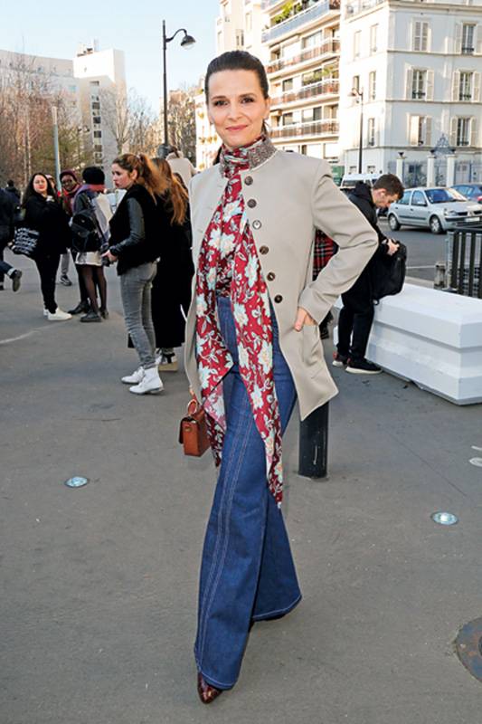 كسرت جولييت بينوش روتينيّة ربطات العنق المونوكروم أو تلك الأحادية اللون، لتطلّ في باريس بلوك عملي، مع سروال دينيم بأرجل واسعة وسترة عاجيّة اللون بأزرارٍ كبيرة ونسّقت معهما قميصاً وربطة عنق مزركشة باللونين الأبيض والأحمر.