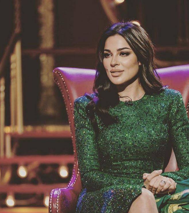 تألقي بصيحة الزيّ الكامل بلون الكراميل مثل نادين نسيب نجيم... أناقتها تأسر القلوب