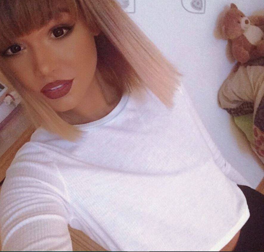 بالصورة - بعد إدمانها التسمير شقراء تتحول إلى أفريقية... شاهدوا تحولها الصادم