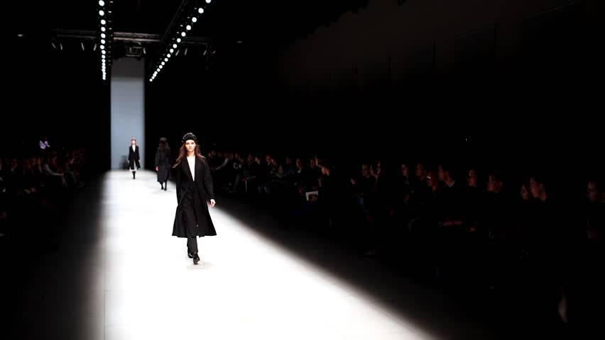 عارضة أزياء تكسر الصمت وتكشف كيف أحرقوا وجهها بالأسيد... إليكم قصتها المبكية