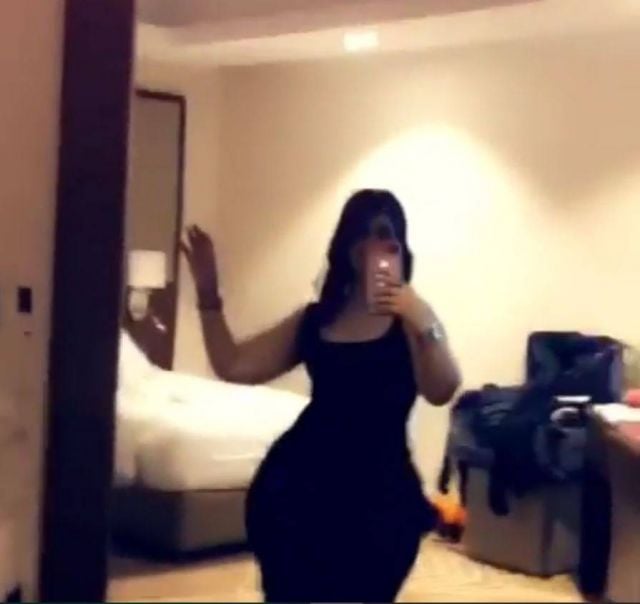 بالفيديو - فنانة خليجية ترقص في غرفة النوم بملابس تظهر مفاتنها وعيوب قوامها... هل هو مسرّب؟