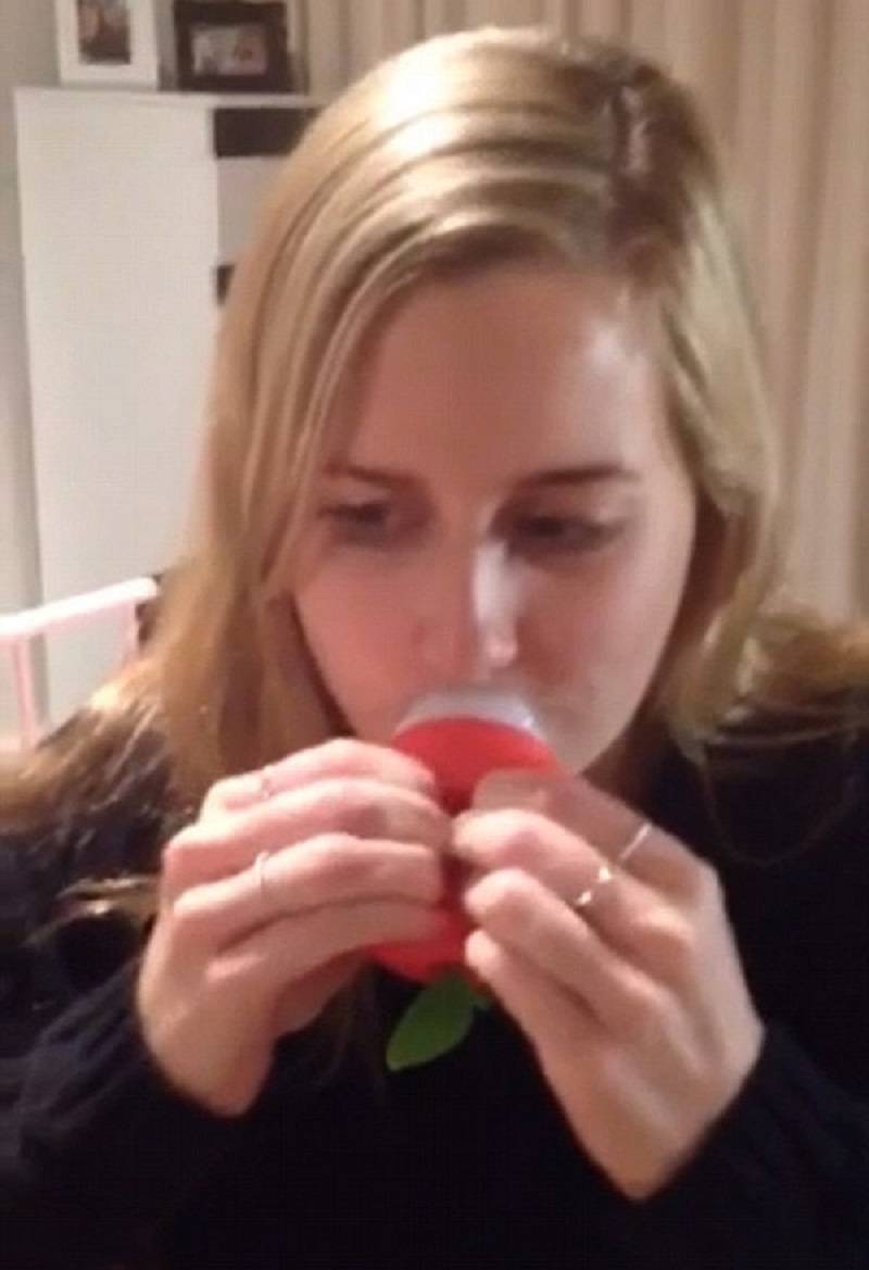 جربت كوب الحجامة لتكبير شفتيها... والنتيجة مرعبة ومروعة وكارثية