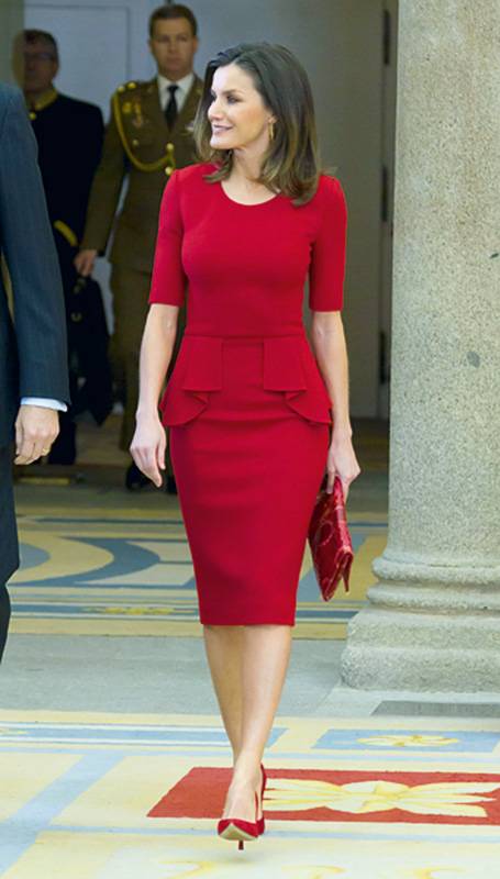 فستان من Carolina Herrera وحذاء من Magrit وأ قراط من Tous