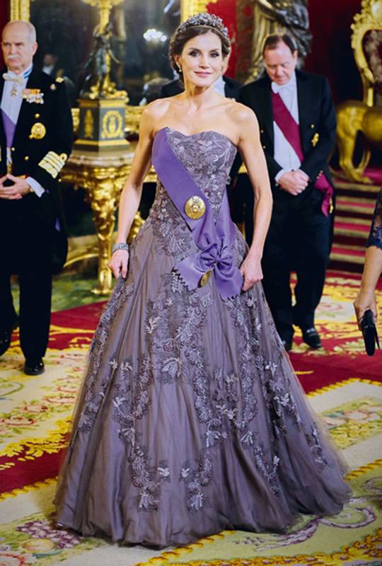 الملكة ليتيسيا  
أسرار أناقتها العصرية
اكتشفي دور الأزياء والأكسسوارات المفضلة لديها