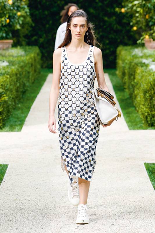 Tory Burch 
ربيع بزخرفات حرفية ومغامرات بحرية فريدة