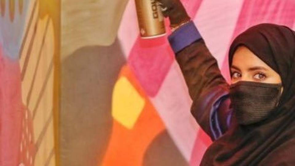 فنانة سعودية تجمل جدران الرياض برسوماتها.. تحكي تجربتها