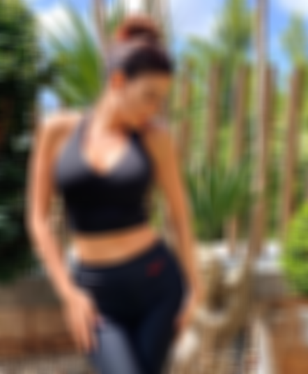 بالصور - نجمة لبنانية تعود بإطلالة رياضية جريئة