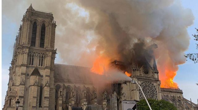 بالفيديو - العالم يهب  للمساعدة بعد حريق كاتدرائية نوتردام.. ماذا قال شيخ الأزهر؟