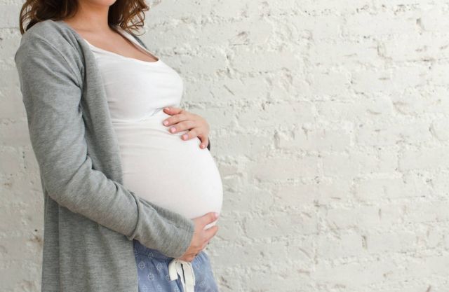 قصّة عجيبة – إمرأة تلد طفلين بفارق 26 يوماً... إليكم التفاصيل الغريبة