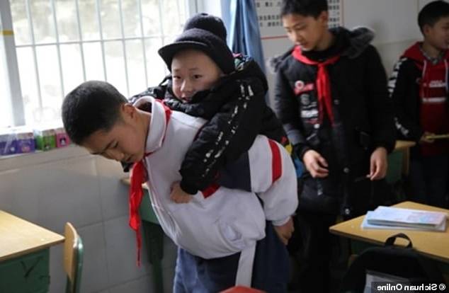 قصة مؤثرة جداً – طفل يصرّ على نقل صديقه من ذوي الحاجات الخاصة إلى المدرسة على ظهره