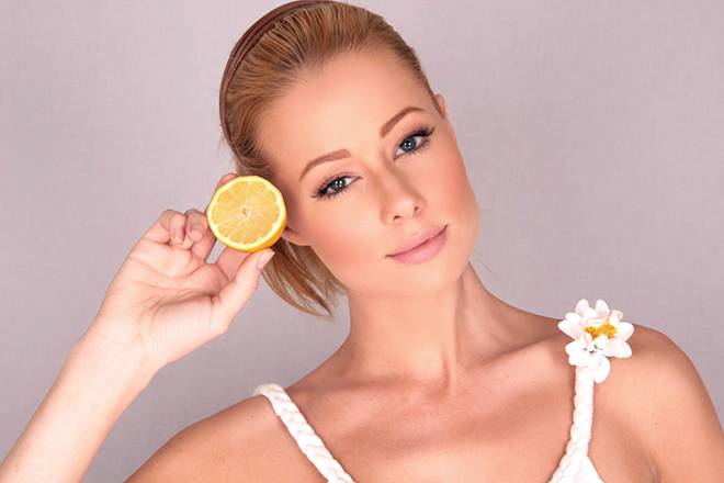 لتفتيح لون الشعر الليمون هو الطريقة الأقل ضرراً... هكذا تستخدمينه