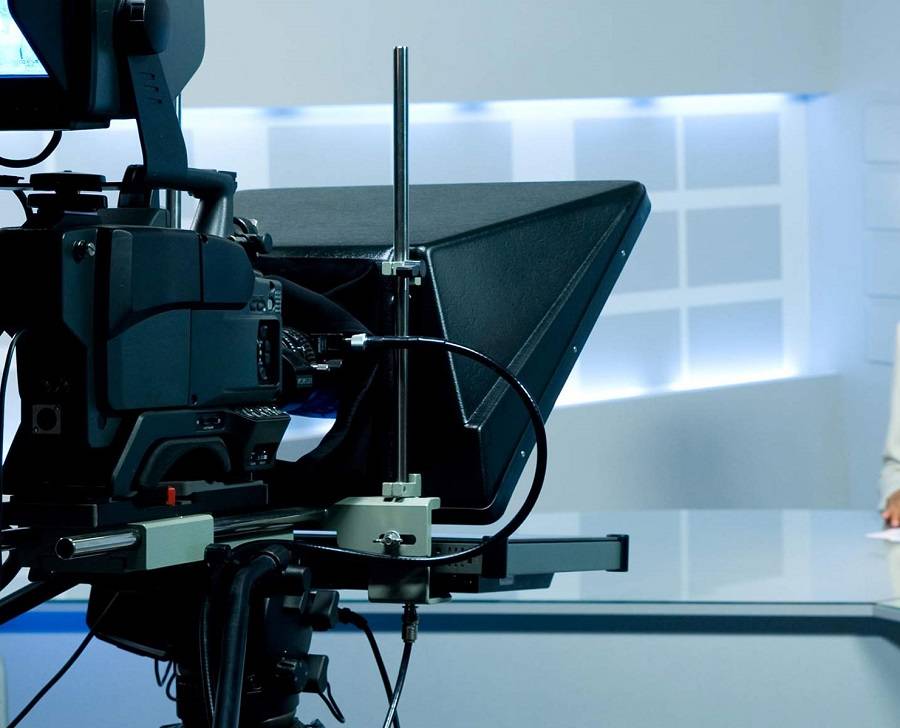 بالفيديو – ضيف يعرّض إعلامياً خليجياً لموقف محرج بسبب قبلة على الهواء... كيف صدّه وهاجمه؟