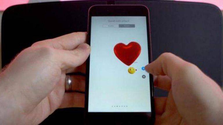 محكمة خليجية تصادر هاتف مواطنة بتهم التحرش بشاب وتحريضه على