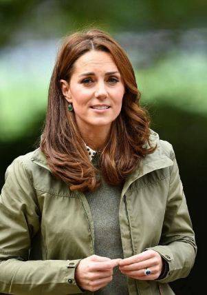 بالصورة – تعرفوا إلى صديقة كايت ميلدتون التي خانها الأمير وليام معها... ما قصتها مع الملكة إليزابيث؟