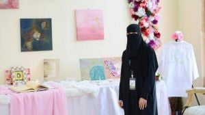 شاهدوا سعودية ترسم لوحاتها التشكيلية بالقهوة والشوكولاتة