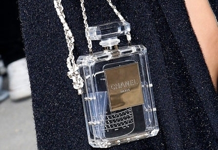 الكلاتش الشفّاف، ضروريّ هذا الموسم!