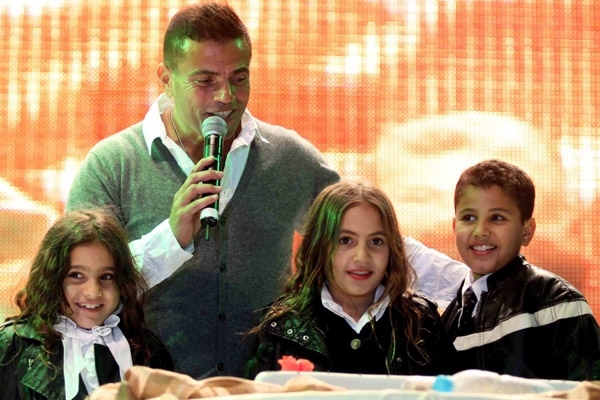 عمرو دياب يحتفل بابنيه ويجدد عقده مع روتانا