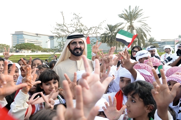 محمد بن راشد أثناء رفع العلم: لسنا إمارات... نحن دولة الإمارات