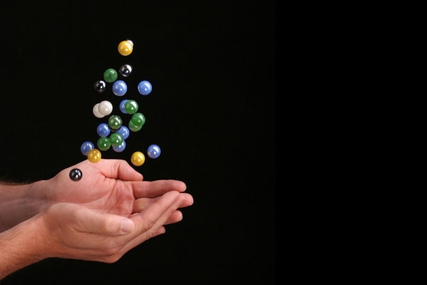 لماذا تقع الكرة دائمًا على الأرض؟