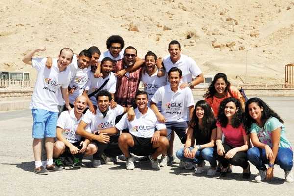 طالبات وطلاب أثناء زيارتهم الأقصر