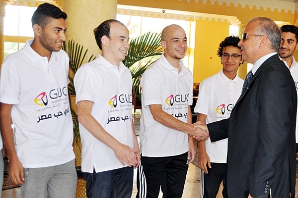 محافظ الأقصر يستقبل الطلاب