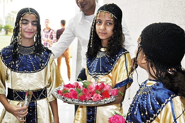 الأطفال يستقبلون الطلاب بالورود