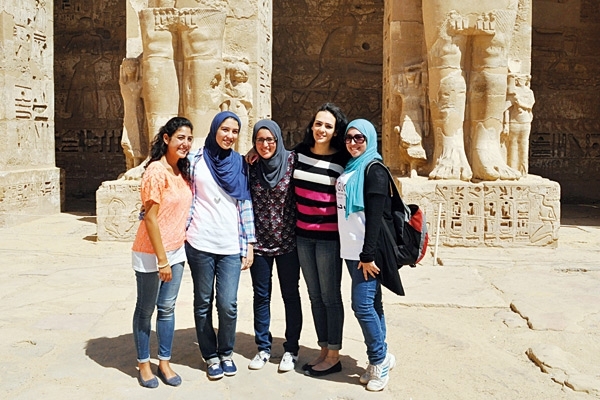 طالبات في أماكن أثرية