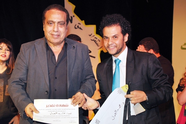 الدكتور محمد العدل لحظة تكريمه