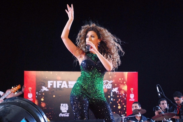 على خشبة المسرح