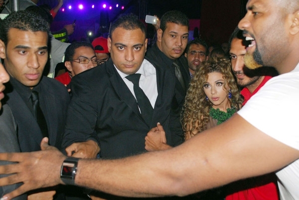 وسط منظمي الحفلة