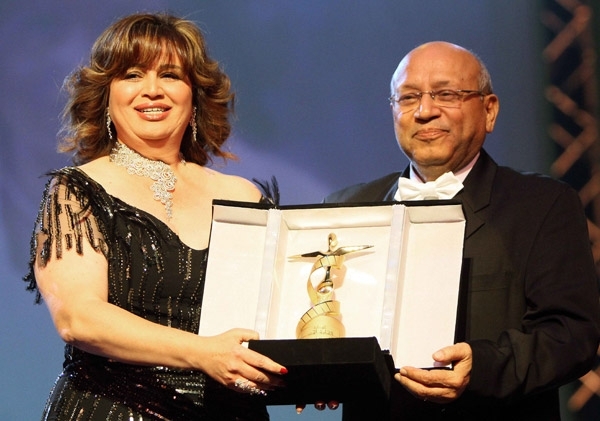 إلهام أثناء التكريم من المخرج سمير سيف رئيس المهرجان