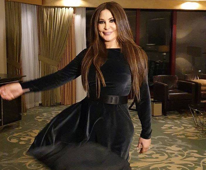 بالصورة –الموت يفجع إليسا وسمية الخشاب تهنئها وتثير السخرية