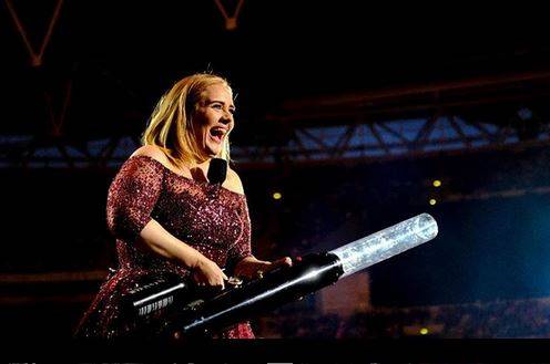 بالصور - أديل تتخطى ازمة انفصالها برسالة مؤثرة وتحتفل بميلادها بقصر اسطوري