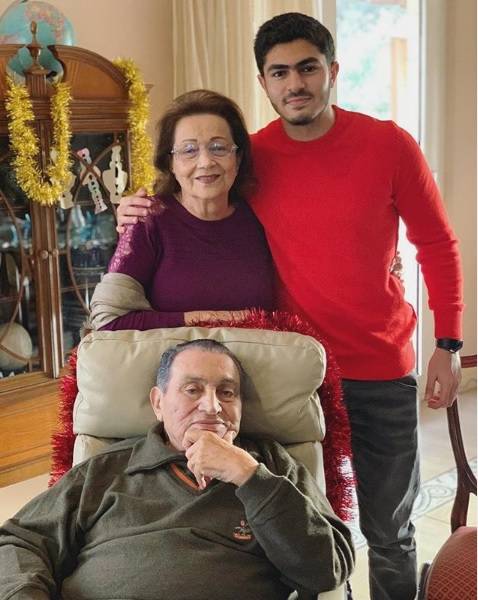 شاهدوا أحدث ظهور للرئيس المصري الأسبق مع زوجته وحفيده في عيد ميلاده الـ91