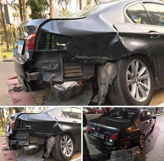 السيارة وقد تهشم الجزء الخلفي منها