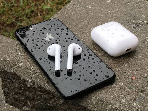 ابتلع جهاز AirPod خلال نومه.. وما حدث بعدها خيالي!