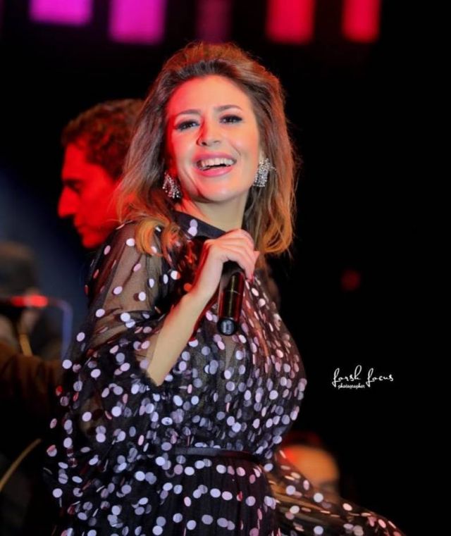 جنات تغني وهي حامل