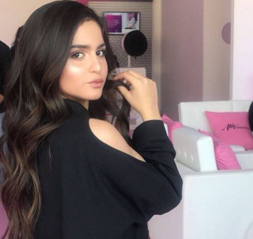 بالصورة – حلا الترك بتسريحة وشفاه منتفخة ومكياج يغيّر شكل أنفها وخديها... شاهدوا كيف بدت