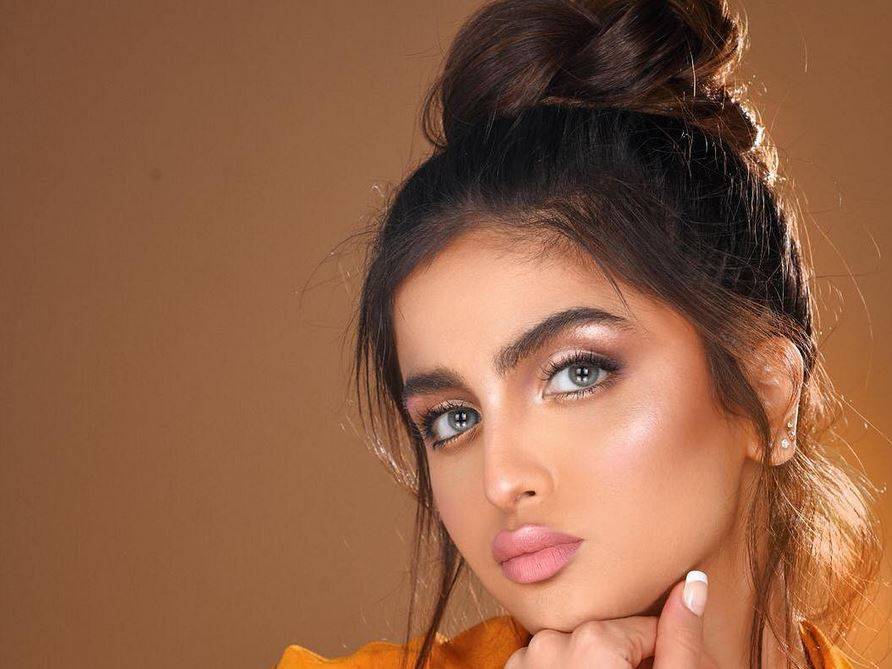 تعلمي طريقة لتحصلي على شفاه منتفخة من دون عمليات مثل حلا الترك