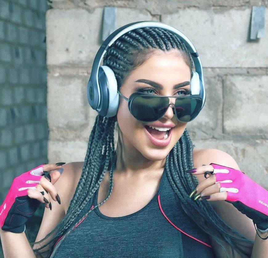بالفيديو - حليمة بولند تتعرّض لإصابة في وجهها... هذا ما حدث لها بسبب المعجبين