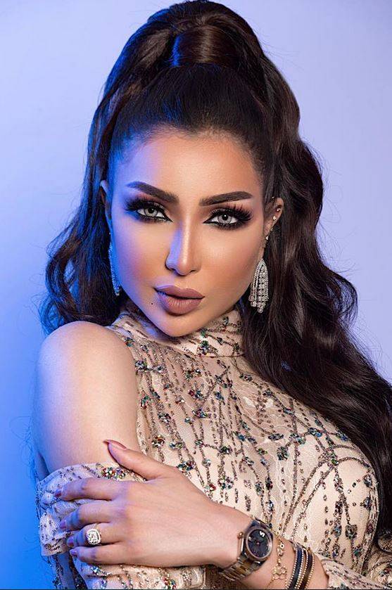 بالصورة – فستان دنيا بطمة يفاجئ الجميع... قماش شفاف وبطانة قصيرة وماذا بعد؟