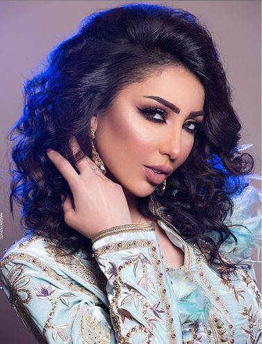 بالصور - جزمة دنيا بطمة تضعها في موقف لا تحسد عليه!