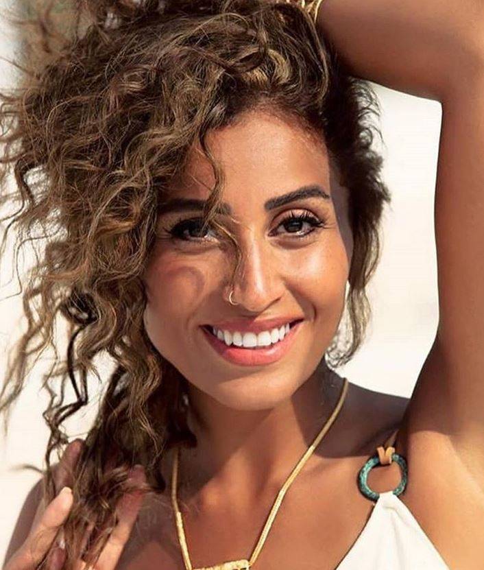 بالصورة - فستان إبنة عمرو دياب الكاشف يعرّض دينا الشربيني لهجوم ناري... إليكم التفاصيل
