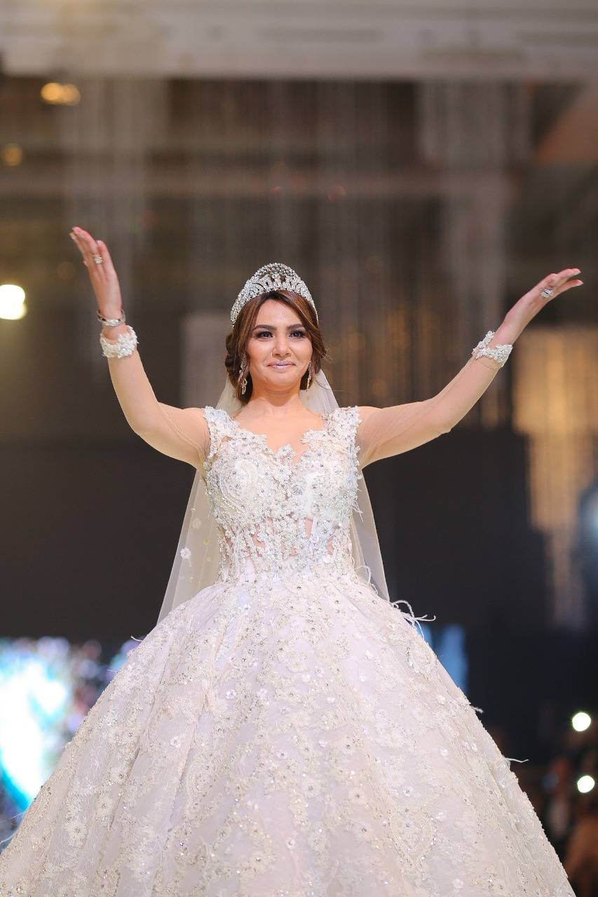بالفيديو والصور - دينا فؤاد ترتدي 5 فساتين زفاف .. هل تحولت لعارضة أزياء؟