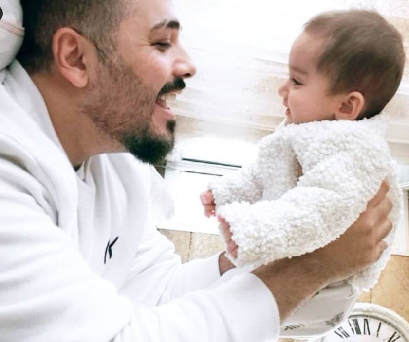 بالفيديو – إبنة رامي عياش تخطف الأنظار بتفاعلها البريء مع أغنيته