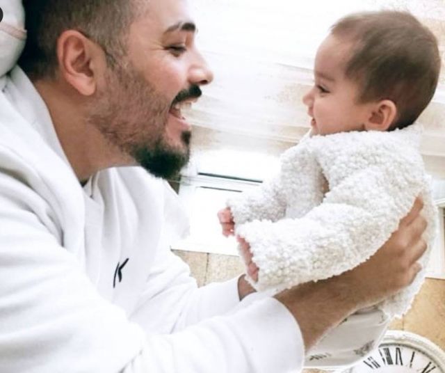 بالفيديو – إبنة رامي عياش تخطف الأنظار بتفاعلها البريء مع أغنيته