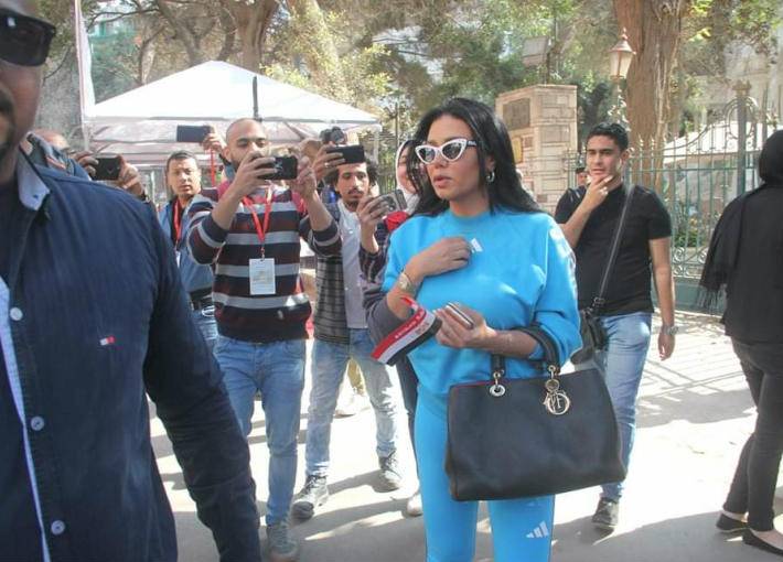 في الاستفتاء على التعديلات الدستورية بمصر: رانيا يوسف تخطئ في لجنتها ولبلبة تُقبل ورقة التصويت وموقف محرج لغادة إبراهيم