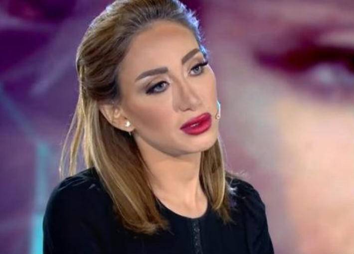 بالصور - نجل ريهام سعيد يخطف الأنظار في أول ظهور له.. هكذا حاولت إخفاء وجهه!