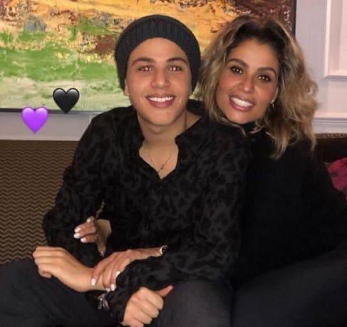 بالصور - زينة عاشور تتجاهل مهاجمة جرأة ابنتيها وترد بطريقتها الخاصة!